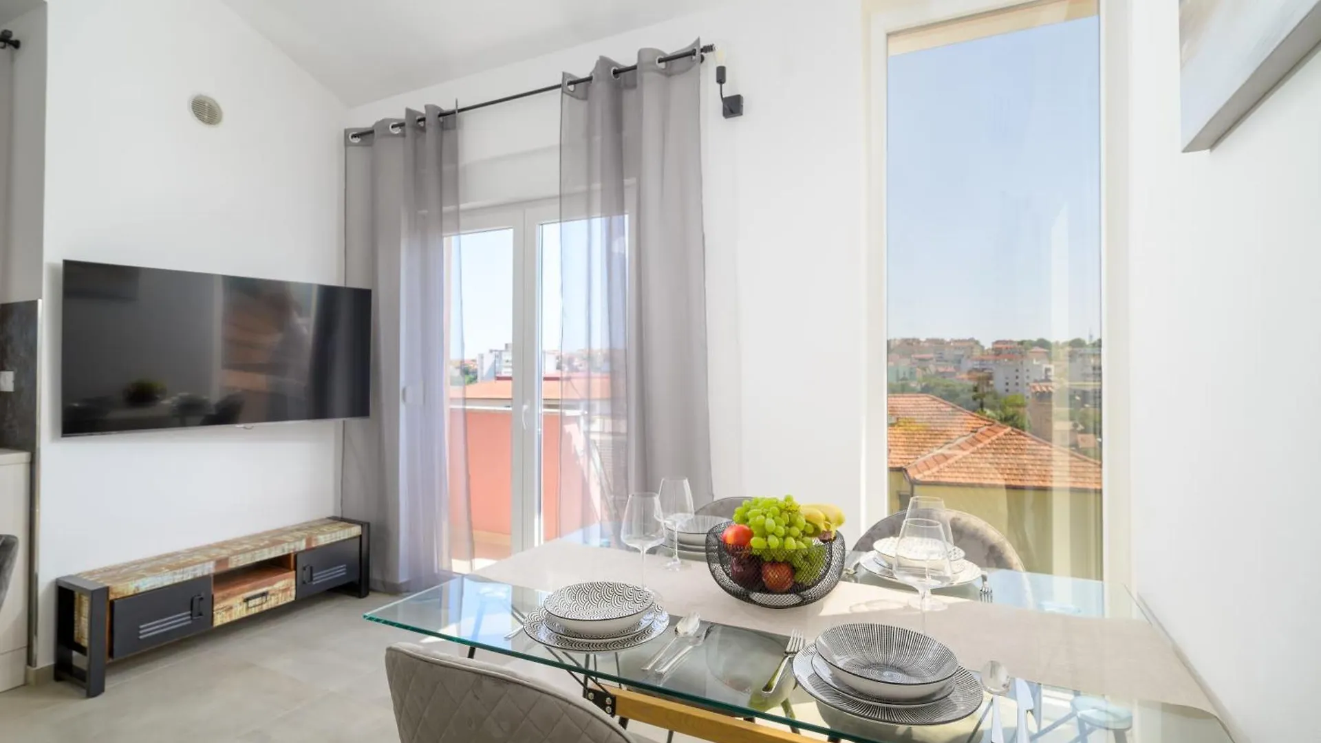 J&J Apartment New Real Estate 2024 - Free Private Parking Πούλα