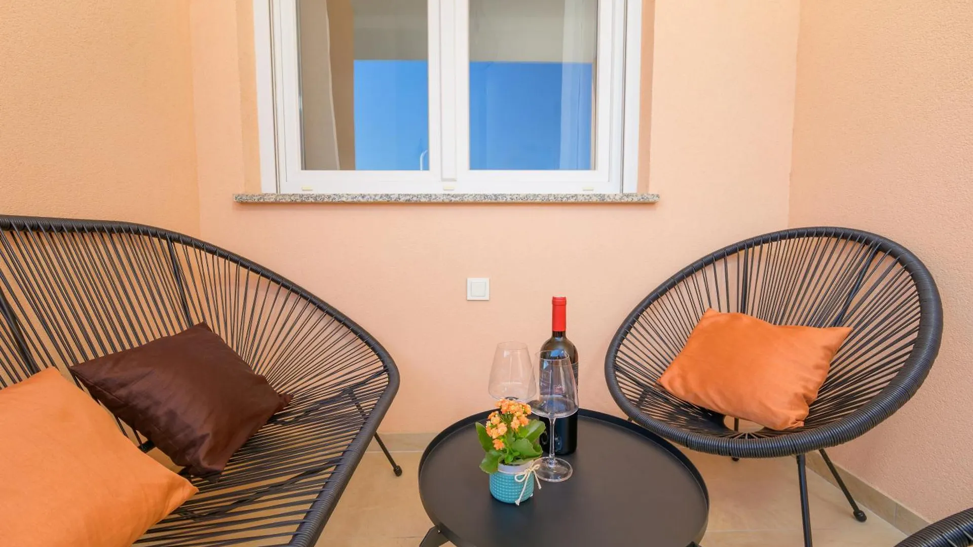 J&J Apartment New Real Estate 2024 - Free Private Parking Πούλα